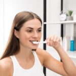 Escovar os dentes com pastar com flúor