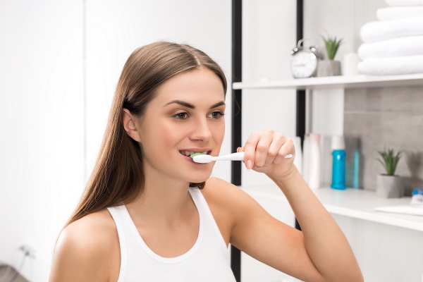 Escovar os dentes com pastar com flúor